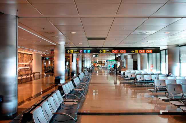 El Aeropuerto Adolfo Suárez Madrid-Barajas (IATA: MAD, ICAO: LEMD) cuenta con 5 Terminales.