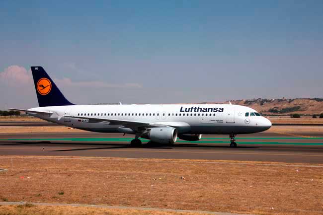 En 2014 el Aeropuerto pasó a llamarse Aeropuerto Adolfo Suárez Madrid Barajas, en honor al ex primer ministro.