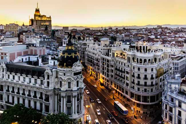 El Aeropuerto de Madrid (MAD) se situa a 9 km del centro.