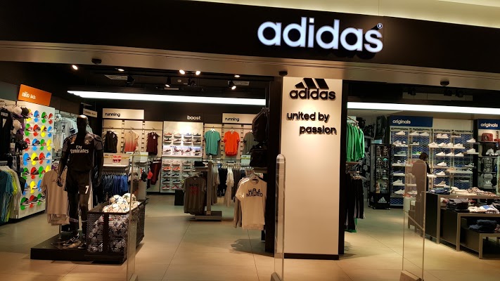 lengua primero Algebraico Adidas at Madrid Airport