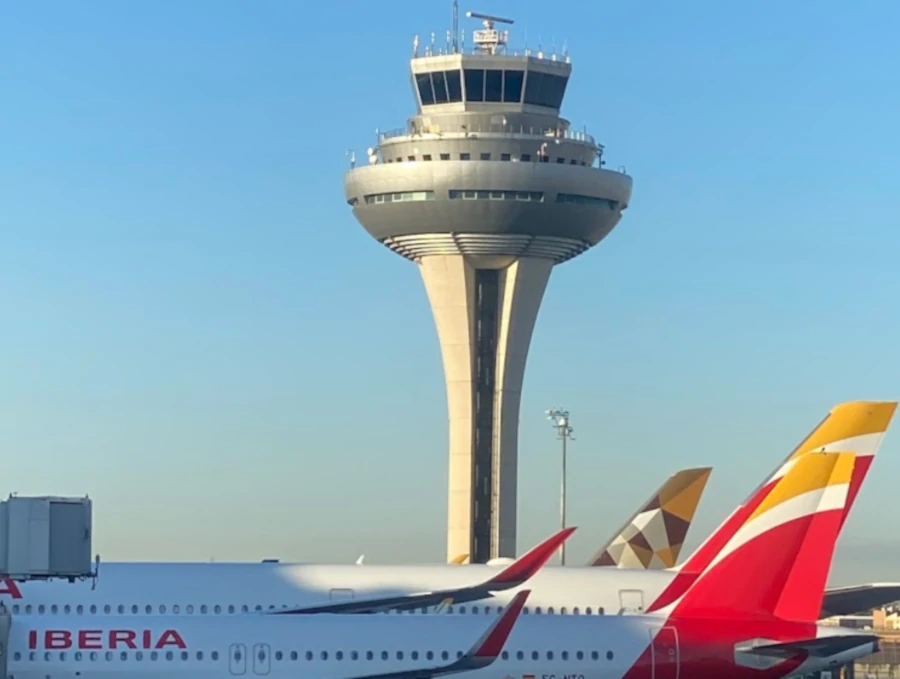 El Aeropuerto de Madrid (MAD) se situa a 9 km del centro.